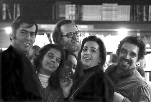 Mario Vargas Llosa, su mujer Patricia; José Donoso, su esposa Pilar Serrano; Mercedes Barcha, mujer de García Marquez y este último