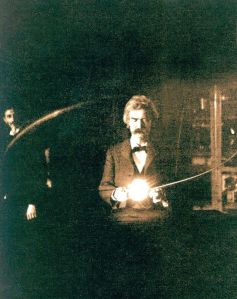 Mark Twain en el laboratorio de Nikola Tesla (al fondo), (1894). El escritor era un gran amigo del científico.