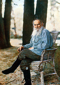 Lev Tolstoi en Yásnaya Polyana, 1908, la primera fotografía retrato en color en Rusia.