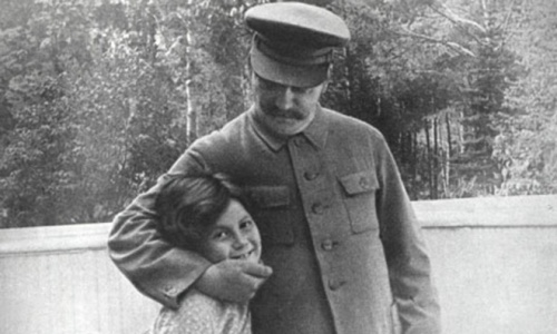 Iósif Stalin junto a su hija Svetlana Alilúyeva, en 1935