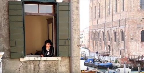 Eugenia Rico en la ventana de su casa en Venecia