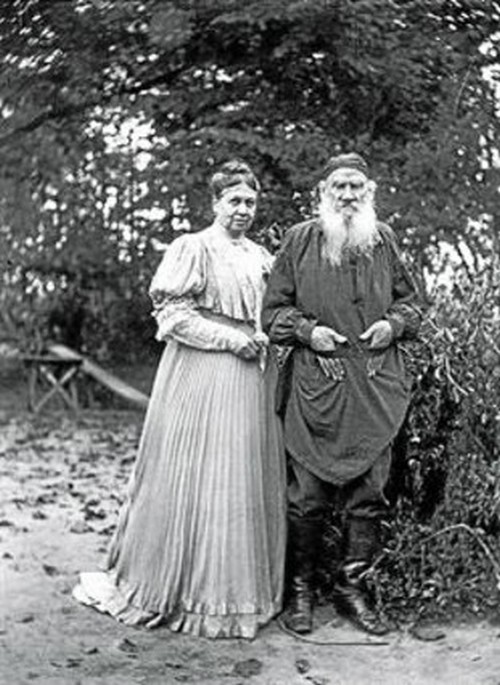 El autor de 'Guerra y paz' junto a su esposa, Sofía, en el 45º aniversario de boda (1907)