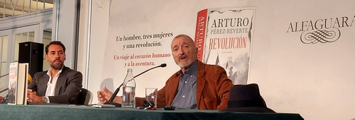 Arturo Pérez-Reverte y Gerardo Marín, director de Relaciones con Autores y Responsable de Comunicación de Alfaguara y Lumen